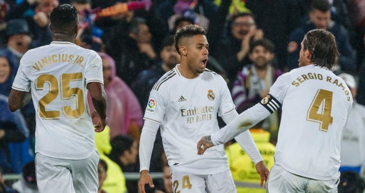 Mariano celebra junto a Vinicius y Ramos su gol ante el Barça | EFE