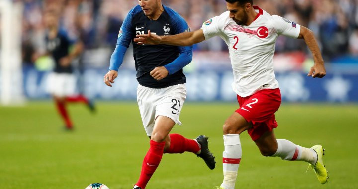 Lucas Hernández, en una acción con la selección francesa absoluta | EFE