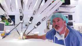 El doctor Antonio de Lacy practica para una cirugía con el robot Da Vinci / JORDI SOTERAS