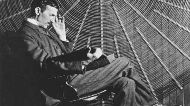 Nikola Tesla frente a la bobina espiral de su transformador en su laboratorio (1896)