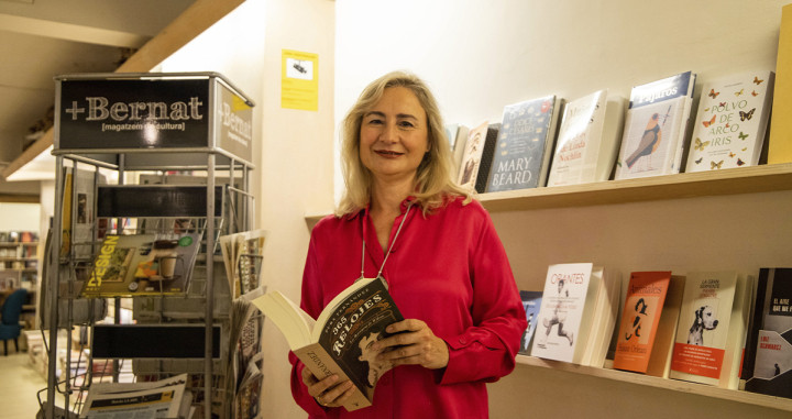 Pura Fernández con su nuevo libro '365 Relojes. La Baronesa de Wilson' en la librería +Bernat / GALA ESPÍN (CG)