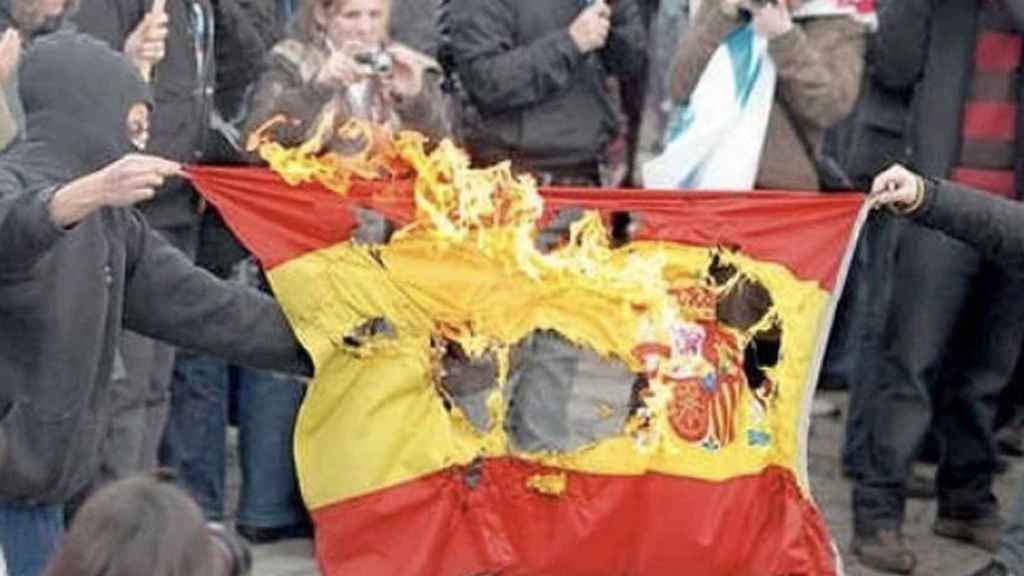 Imagen de archivo de la quema de una bandera nacional en Cataluña / EL ESPAÑOL