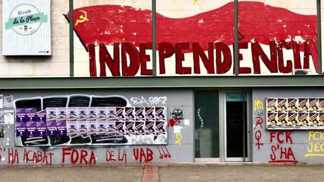 Imagen de grafitis, lazos amarillos y propaganda independentista en la UAB, centro que ha enviado un comunicado de apoyo a los síndicos del 1-O