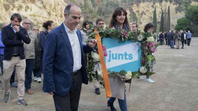El secretario general de JxCat, Jordi Turull, y la presidenta, Laura Borràs, en la ofrenda floral a Lluís Companys / EP