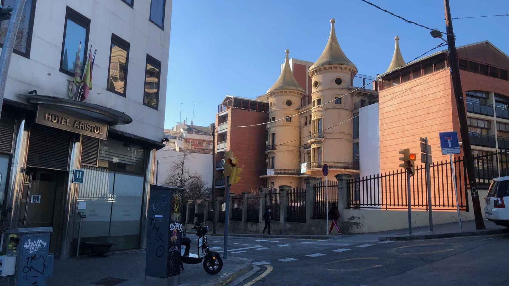 A la izquierda, el Hotel Aristol, donde se ubicará el albergue para personas sin hogar toxicómanas de Barcelona; a la derecha, la escuela de infantil y primaria Mas Casanovas / CG