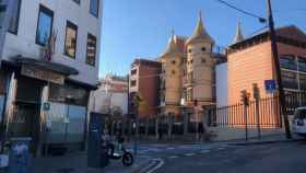 A la izquierda, el Hotel Aristol, donde se ubicará el albergue para personas sin hogar toxicómanas de Barcelona; a la derecha, la escuela de infantil y primaria Mas Casanovas / CG
