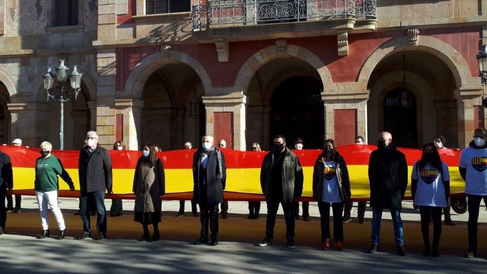 El líder de Cs en el Parlament de Catalunya, Carlos Carrizosa, y miembros del partido ante la Cámara catalana en Barcelona / EP