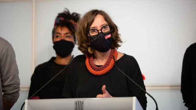 La diputada de la CUP Eulália Reguant en una rueda de prensa en el Parlament / EUROPA PRESS