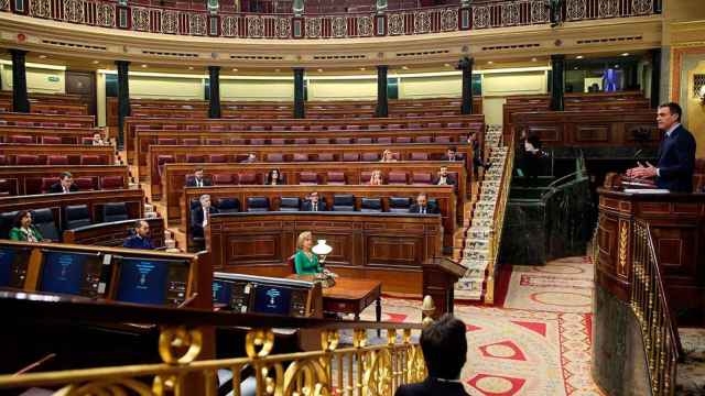 Pedro Sánchez interviene en el Congreso de los Diputados al que sesenta entidades instan a recuperar el espíritu de la Transición tras el Covid-19 / EFE