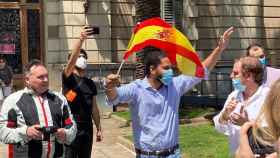 El líder catalán de Vox, Ignacio Garriga, entre los manifestantes que se han concentrado ante la Delegación del Gobierno en Cataluña / CG