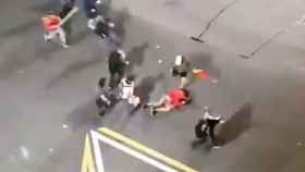 Un manifestante 'indepe' en el suelo mientras los ultras lo apalean / TWITTER