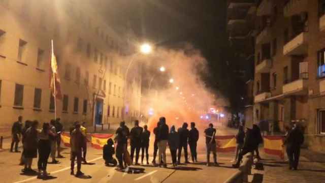 Imagen de vecinos de Manresa protegiendo el cuartel de la Guardia Civil de Manresa el miércoles. Catalanes que frenan a los CDR / CG