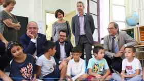 El presidente Quim Torra, el vicepresidente Pere Aragonès y el consejero de Enseñanza Josep Bargalló, durante una visita a la escuela Francesc Macià de Barcelona / JORDI BEDMAR