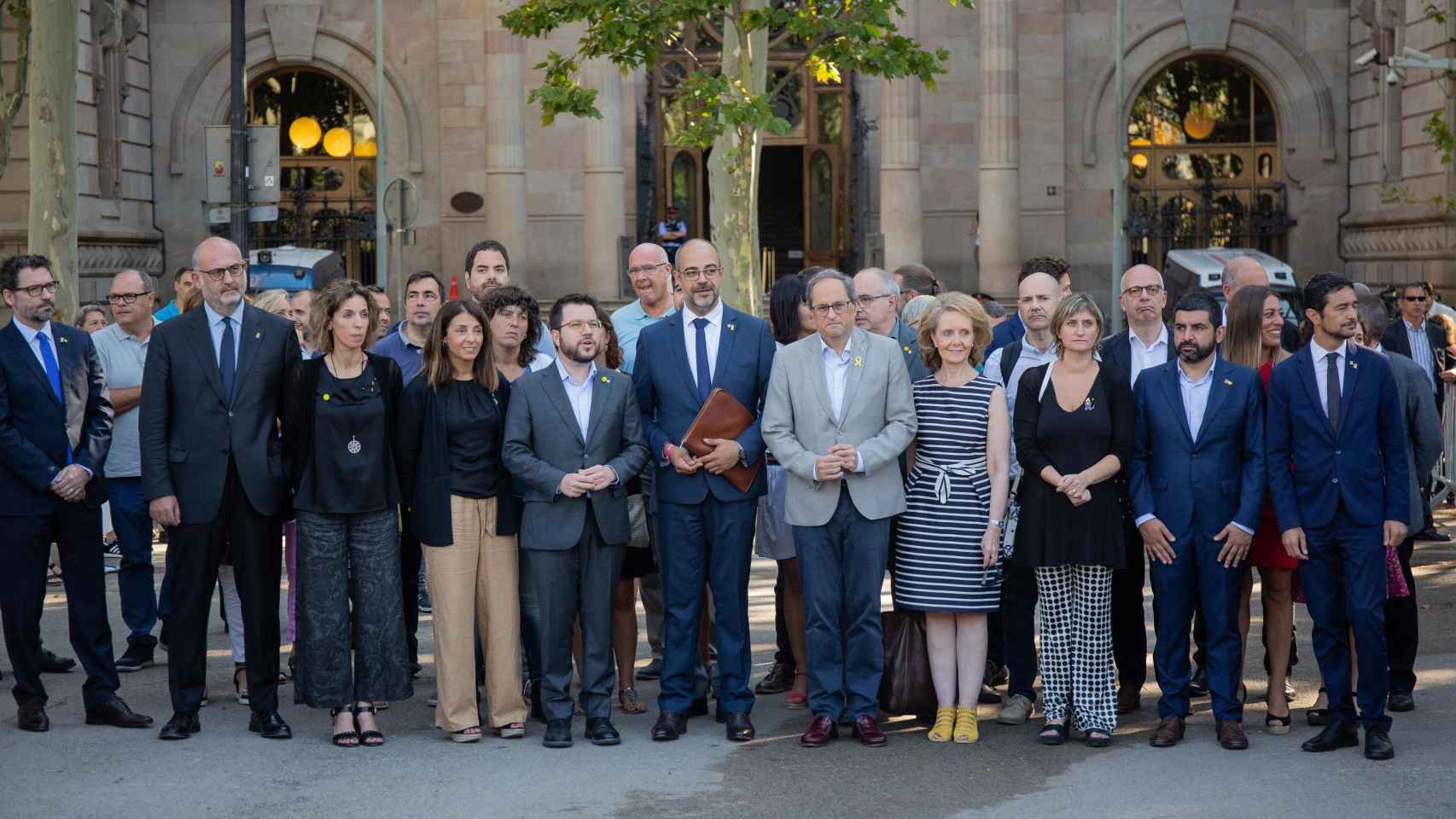 Miquel Buch, frente al TSJC acompañado de miembros del Govern y políticos independentistas / EUROPA PRESS