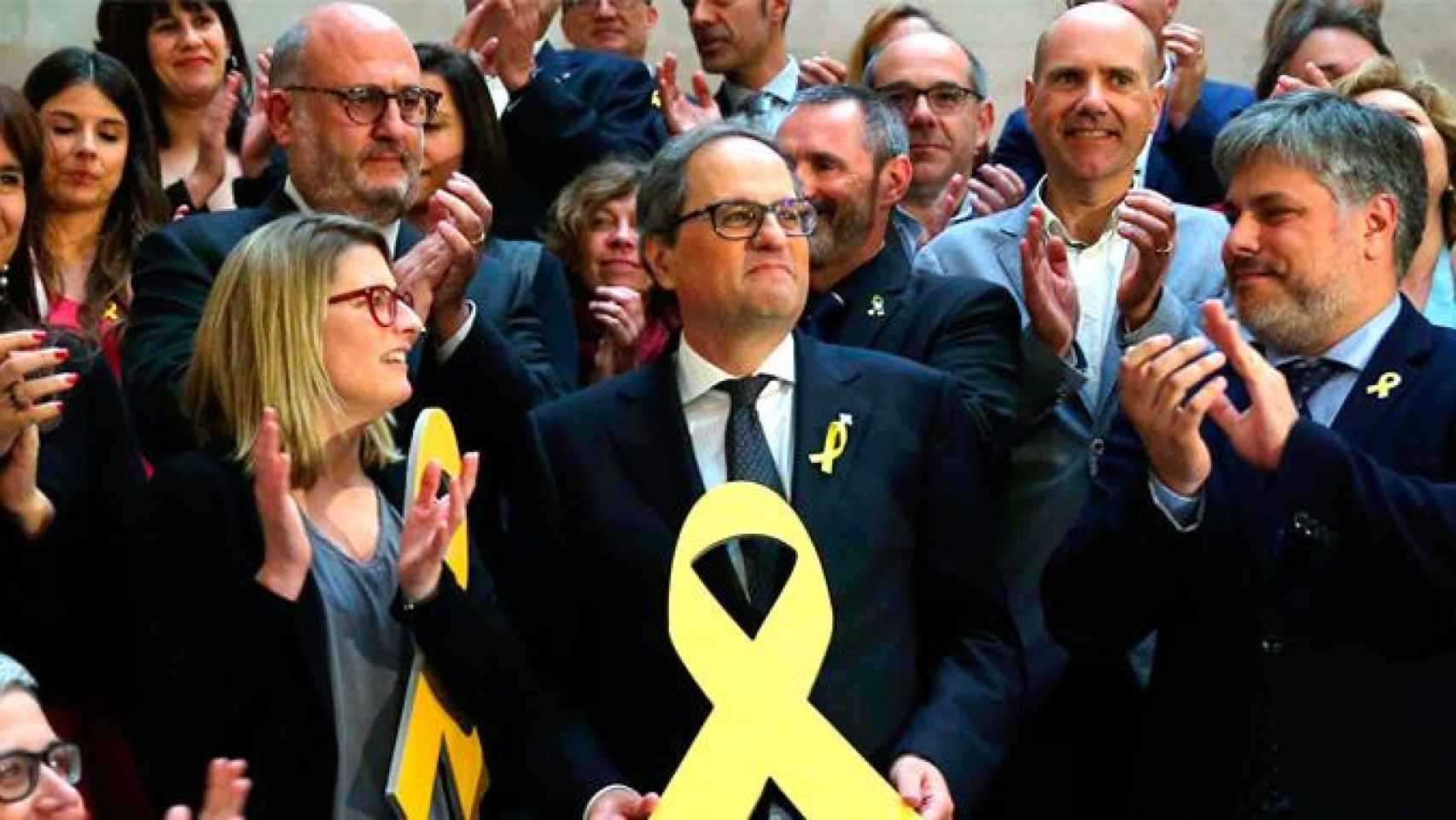 Quim Torra, el nuevo presidente de la Generalitat, posa con un lazo amarillo junto a los miembros de su partido tras ser elegido por mayoria simple en la segunda sesión del debate de investidura / EFE