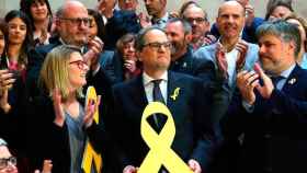 Quim Torra, el nuevo presidente de la Generalitat, posa con un lazo amarillo junto a los miembros de su partido tras ser elegido por mayoria simple en la segunda sesión del debate de investidura / EFE