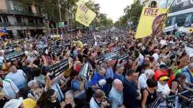 El independentismo se concentra ante la sede de la Consejería de Economía en Barcelona para conmemorar los hechos del pasado 20-S y reclamar la libertad de los políticos en prisión / EFE