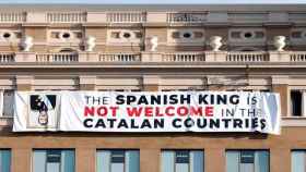 Los independentistas han desplegado una pancarta contra el Rey que se salta la directriz de no politizar los actos de homenaje a las víctimas del atentado del 17A / EFE