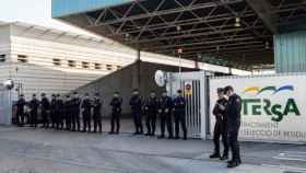 Agentes de la Policía Nacional impiden el paso en la entrada de la planta de residuos Tersa, en Sant Adrià de Besòs, antes de la llegada de los Mossos / EFE