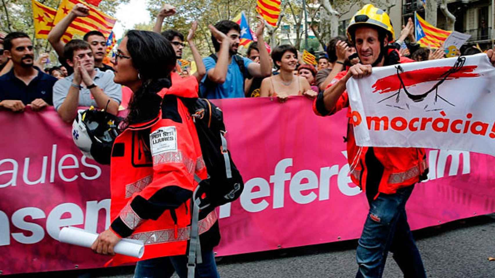 Bomberos en la manifestación de estudiantes del jueves en Barcelona / EFE