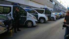 Un agente de la Guardia Civil ante los vehículos que se han desplazado hasta la oficina de Unipost en Terrassa / TWITTER