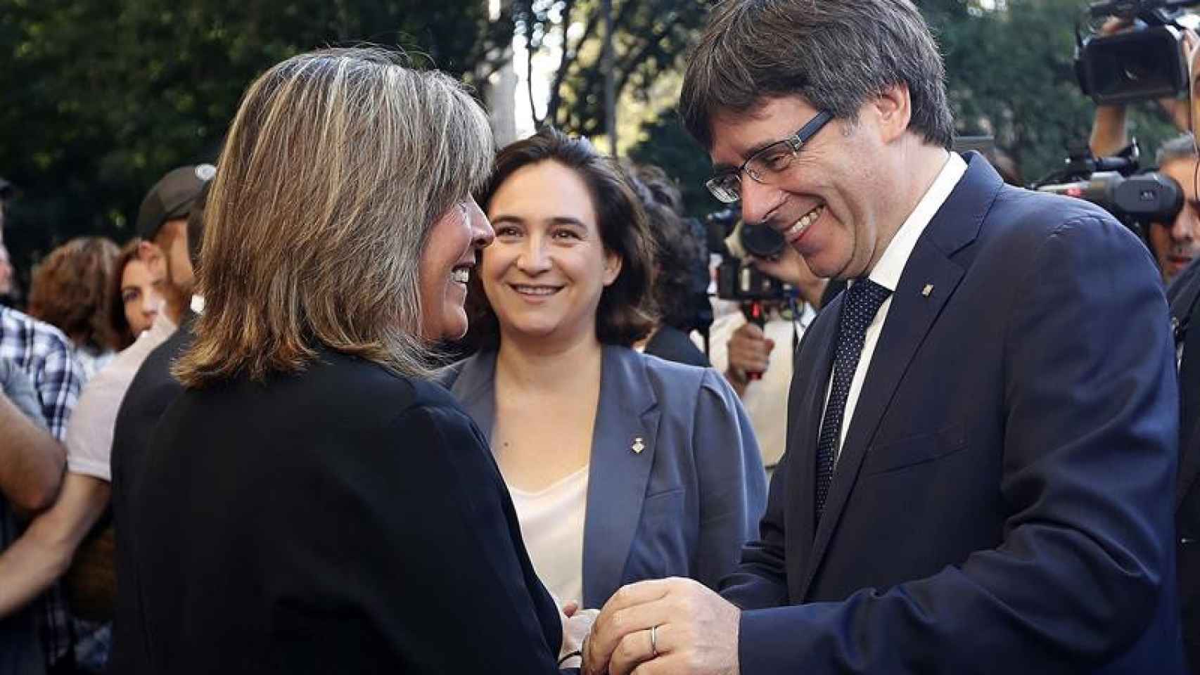 Nuria Marín, Ada Colau y Carles Puigdemont durante la celebración de la Diada 2017 / EFE