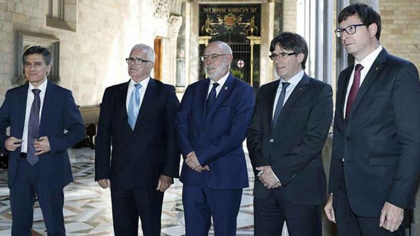 El presidente de la Generalitat, Carles Puigdemont (2d), junto al nuevo fiscal general del Estado, José Manuel Maza (c); el conseller de Justicia, Carles Mundó (d); el fiscal superior de Cataluña, Jose Maria Romero de Tejada (2i) y el jefe de Unidad de Ap