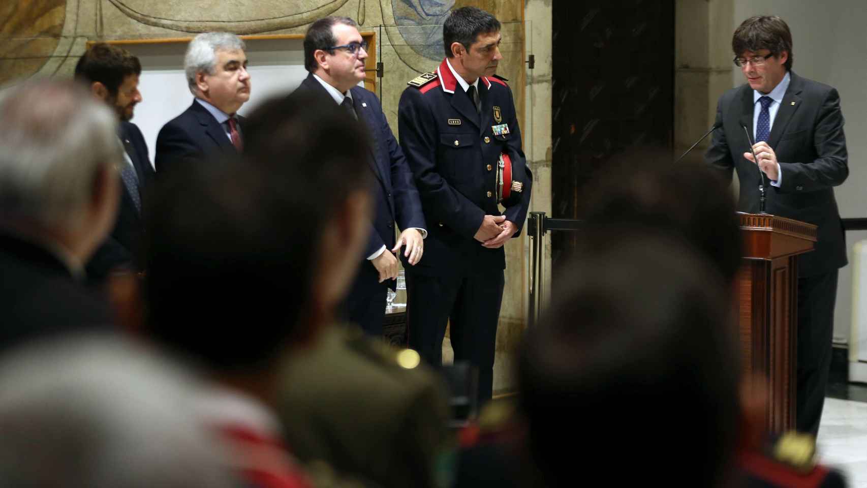 Carles Puigdemont ayer en el acto de toma de posesión como nuevo 'mayor' de los Mossos d'Esquadra de Josep Lluís Trapero / EFE