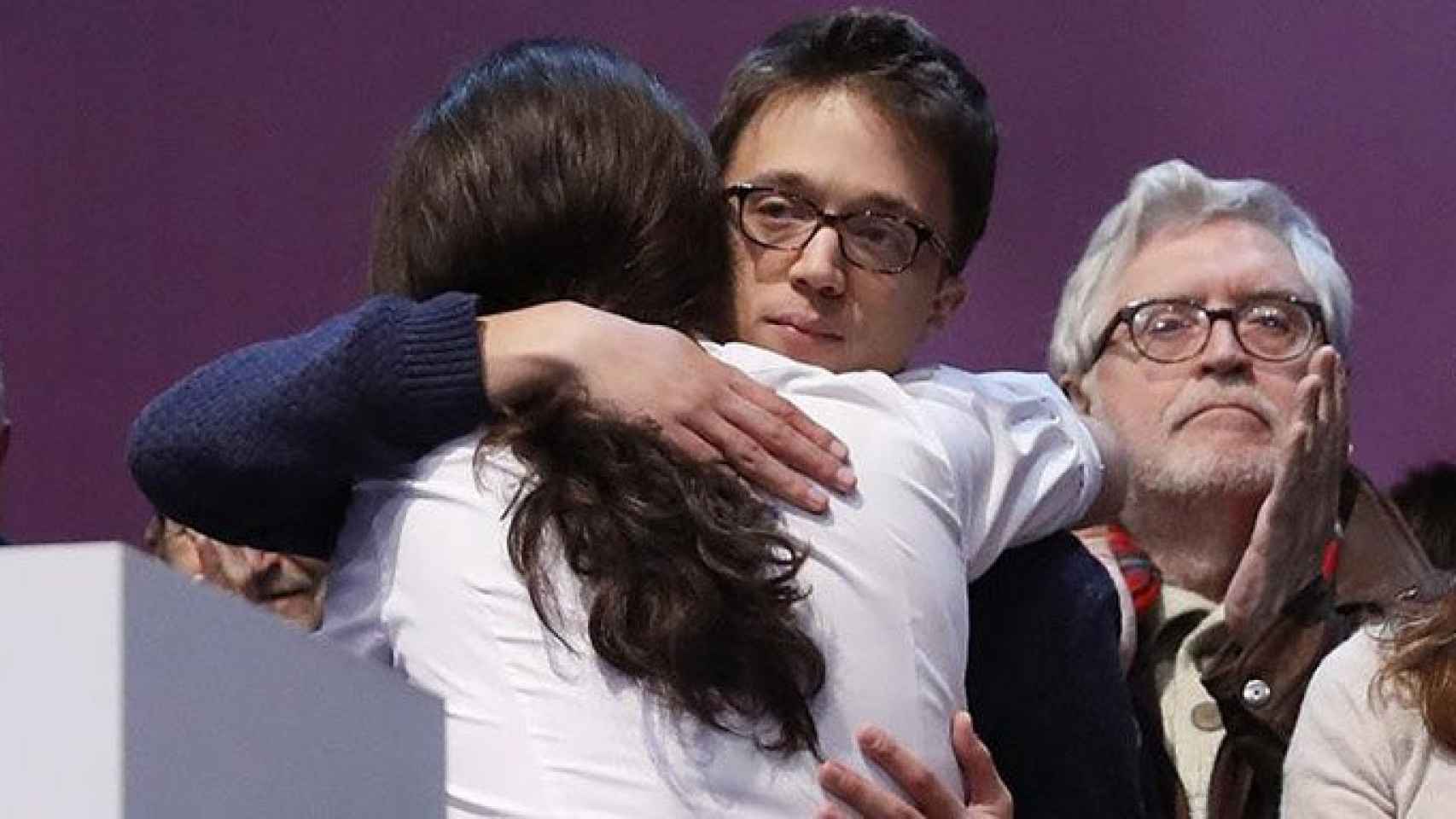 Íñigo Errejón abraza a Pablo Iglesias en la asamblea de Vistalegre II / EFE