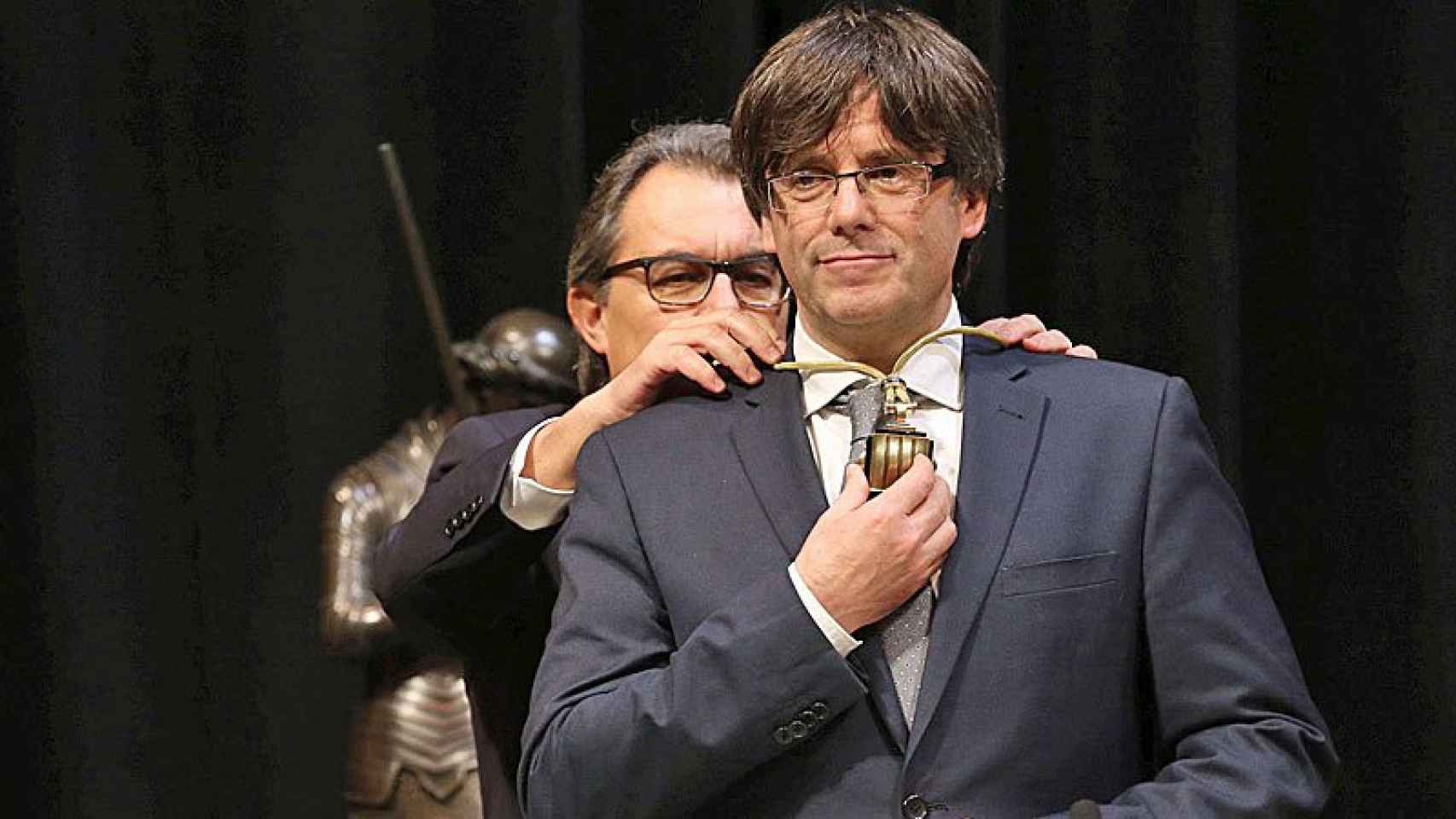 Carles Puigdemont, junto a Artur Mas, durante el acto de toma de posesión del cargo de presidente de la Generalitat.