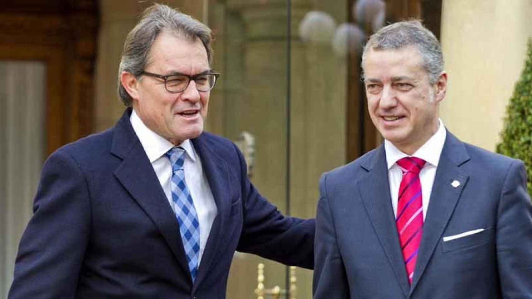 El lendakari, Iñigo Urkullu (d), y el expresidente de la Generalitat Artur Mas durante un encuentro en Ajuria Enea, en 2015.