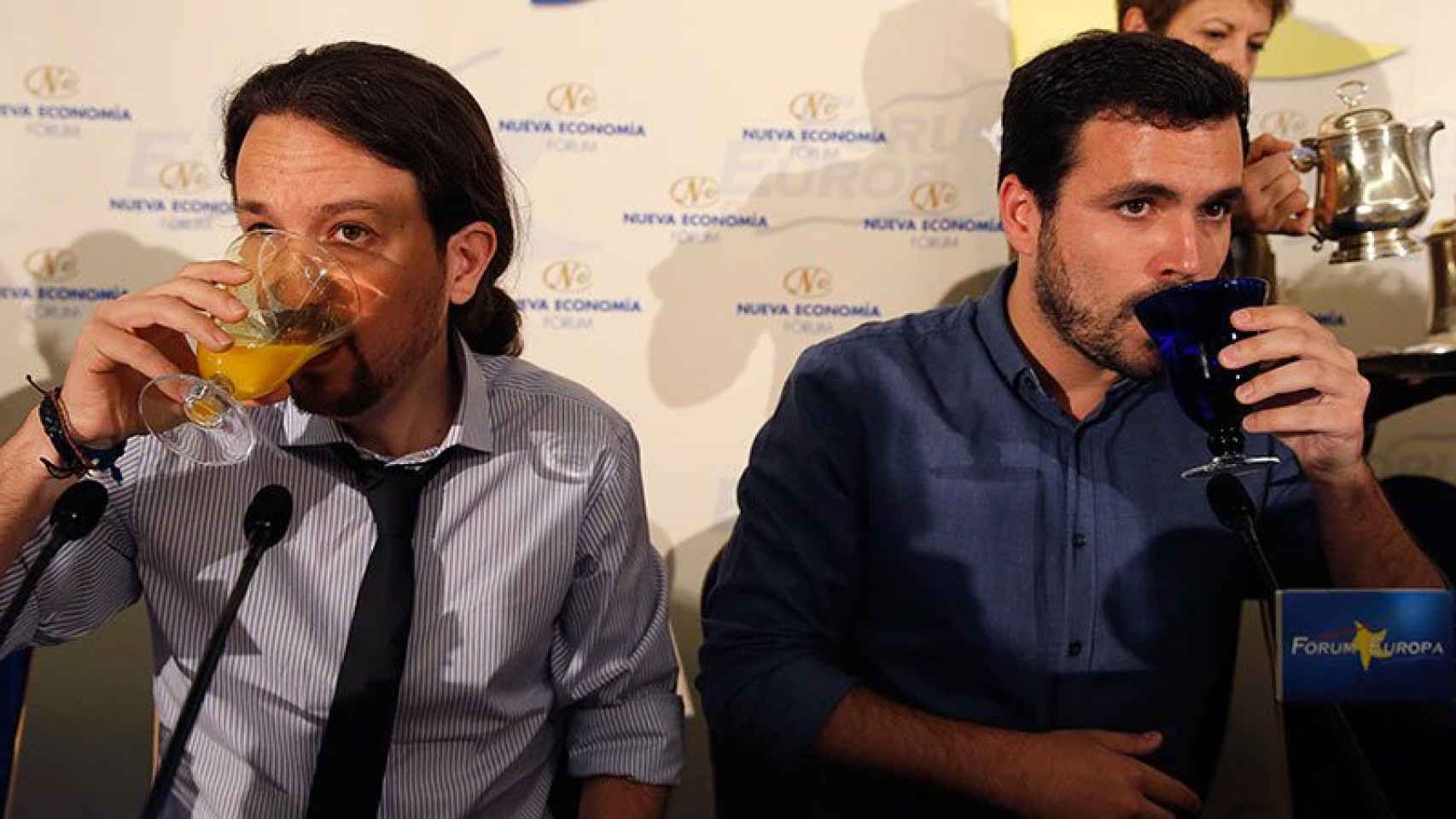 Pablo Iglesias (Podemos) y Alberto Garzón (Izquierda Unida), este lunes, durante su participación en un desayuno informativo celebrado en Madrid.