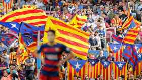 Espectadores exhiben banderas 'esteladas' durante un partido del F.C. Barcelona en el Camp Nou.