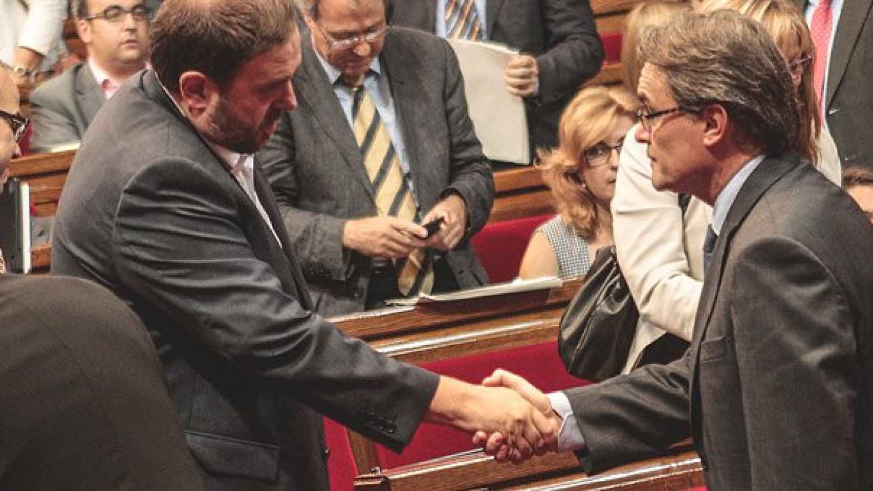 Oriol Junqueras saluda a Artur Mas, tras el pasado Debate sobre Política General en el Parlamento autonómico