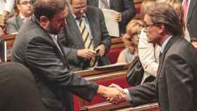 Oriol Junqueras saluda a Artur Mas, tras el pasado Debate sobre Política General en el Parlamento autonómico