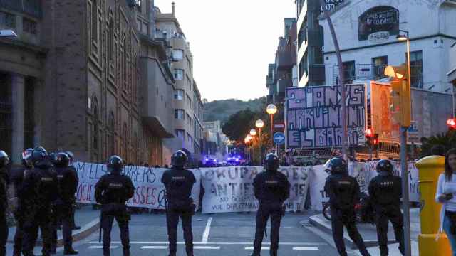 Antidisturbios de los Mossos d'Esquadra frente a los manifestantes antisistema en la Bonanova / GALA ESPÍN
