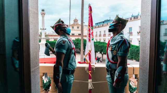 Una pareja de legionarios custodia un Pendón expuesto en el Ayuntamiento de Almería / EP