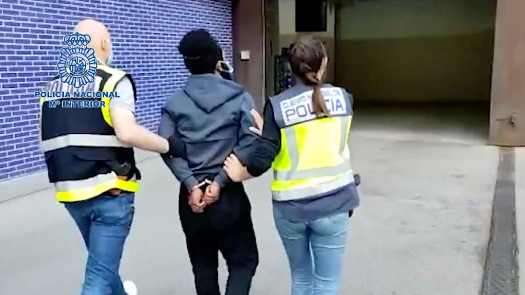 Agentes de la Policía Nacional detienen a uno de los miembros de la organización criminal afincada en Barcelona y dedicada a las estafas bancarias / CNP
