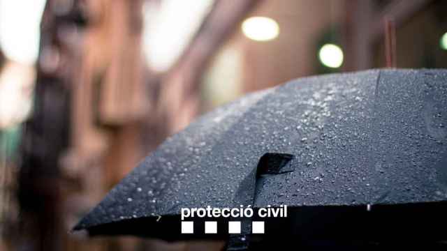 Imagen de archivo de un paraguas en Tarragona / PROTECCIÓN CIVIL