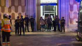 Varios agentes de los Mossos d'Esquadra a las afueras de la Casa de la Cultura de Girona, donde acaeció una explosión el viernes / EP