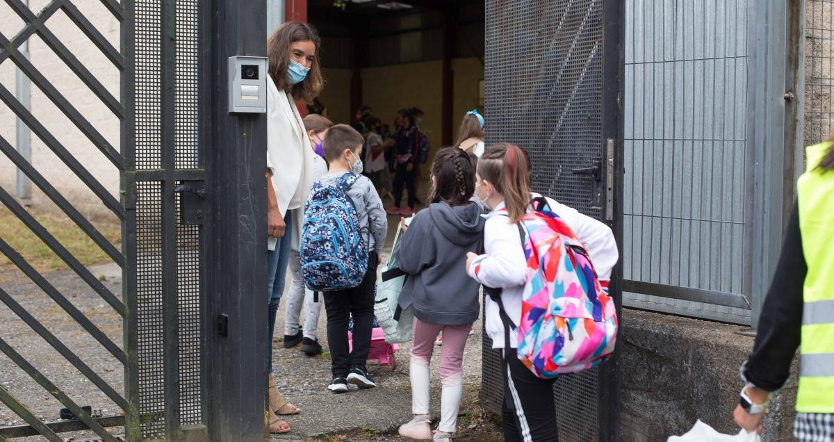 Varios niños en la entrada al colegio  / EUROPA PRESS