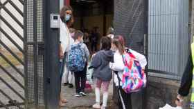 Varios niños en la entrada al colegio  / EUROPA PRESS