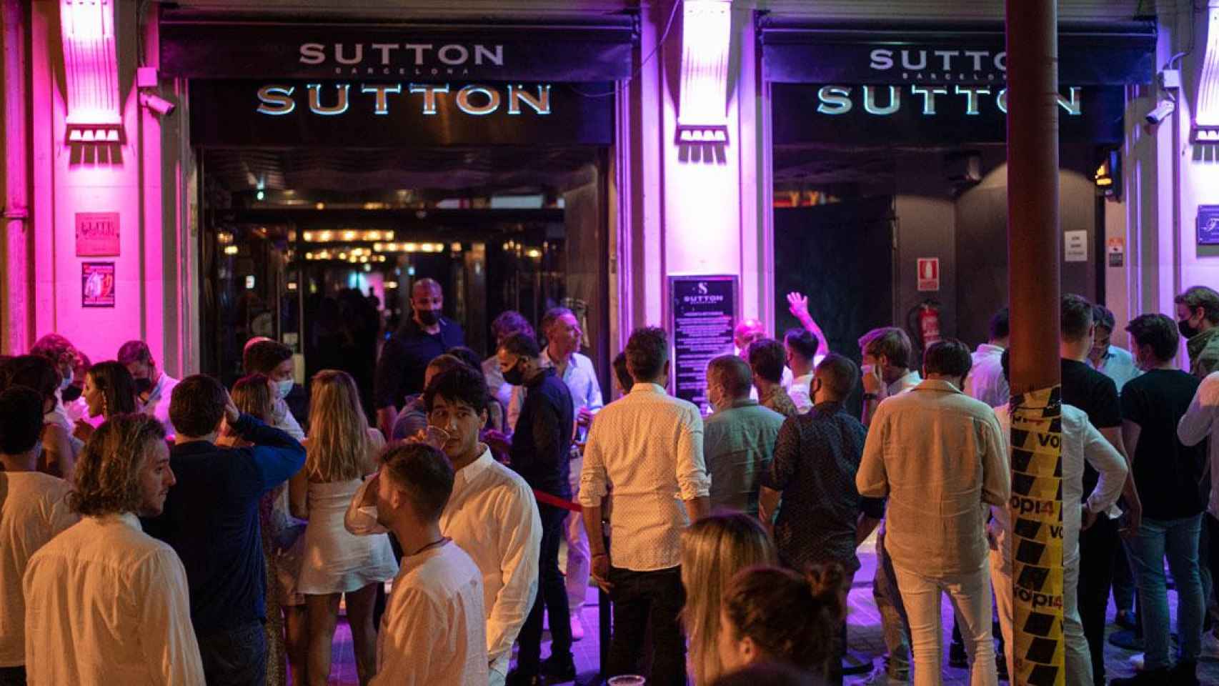 Jóvenes ante la discoteca Sutton, situada en la calle Tuset de Barcelona