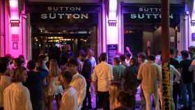Jóvenes ante la discoteca Sutton, situada junto a la Diagonal de Barcelona / EP