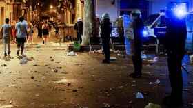 Agentes de la Guardia Urbana de Barcelona en un dispositivo policial para controlar las aglomeraciones en las Fiestas de Gràcia / EFE