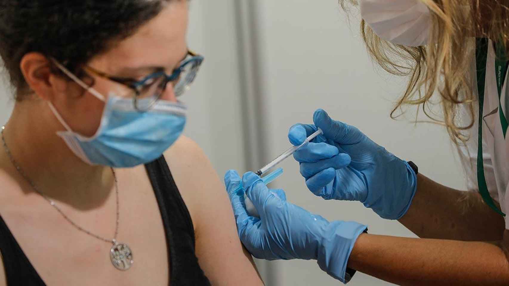 Una enfermera administra la vacuna contra el Covid a una mujer / Rober Solsona (EP)