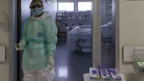 Un sanitario recorre las ucis para visitar a los pacientes con coronavirus / EP