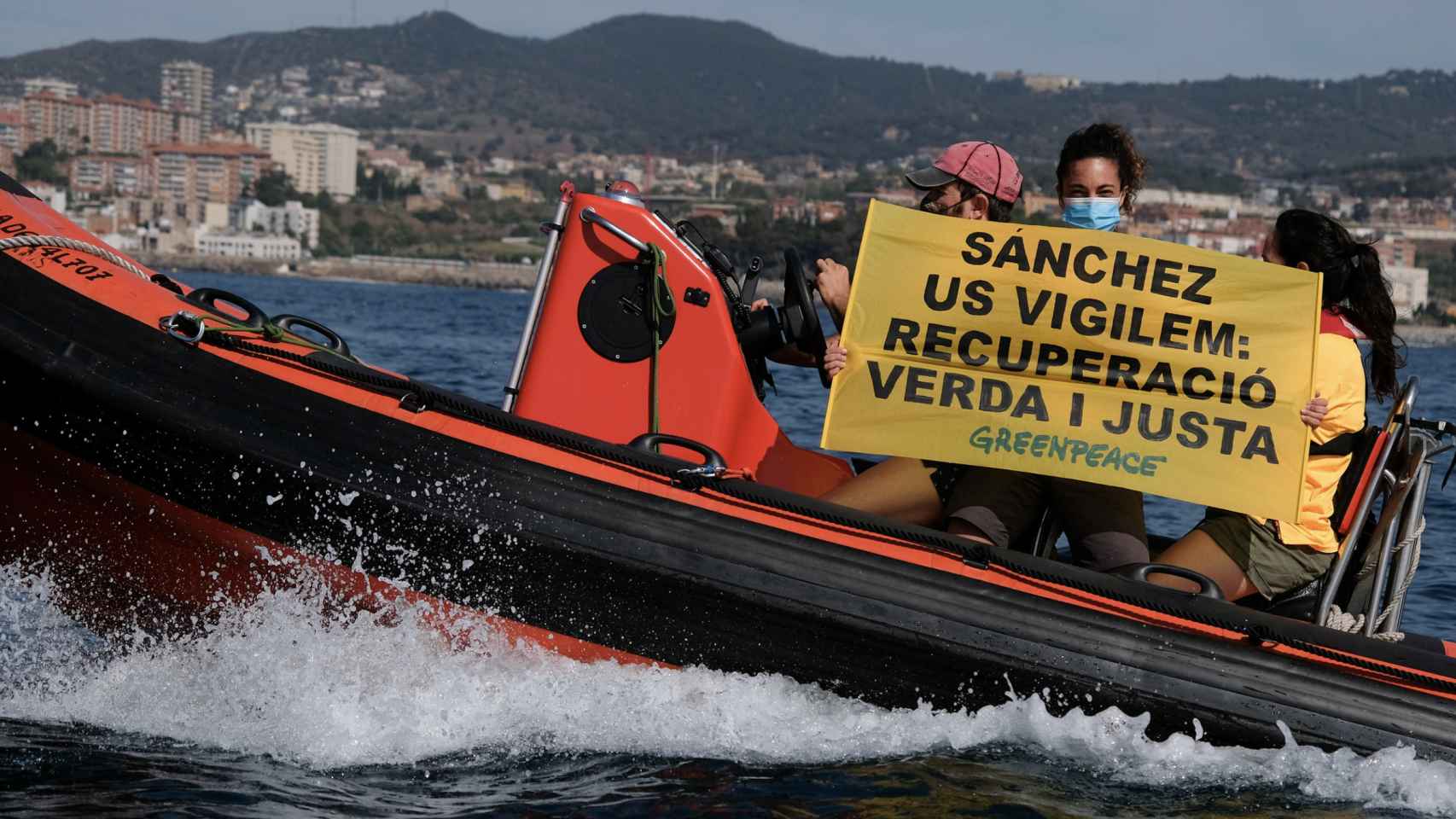 Los activistas de Greenpeace con la pancarta para Pedro Sánchez frente al Hotel W de Barcelona / GREENPEACE