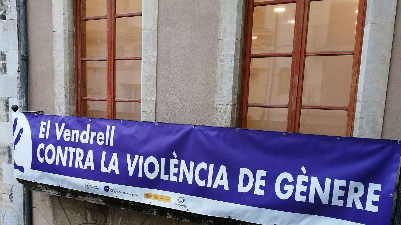 Una pancarta contra la violencia machista en un balcón de El Vendrell por la muerte de una mujer en La Bisbal del Penedès / AYUNTAMIENTO EL VENDRELL