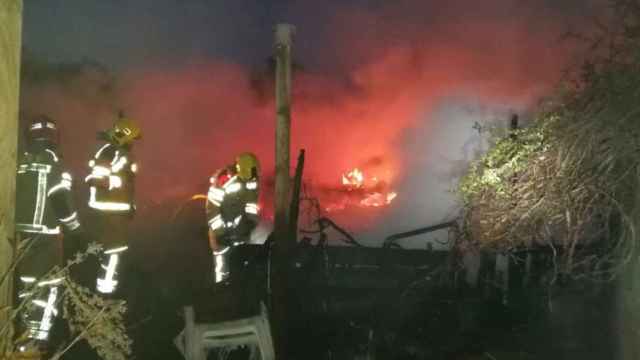 Efectivos de bomberos tran de sofocar un incendio / BOMBERS